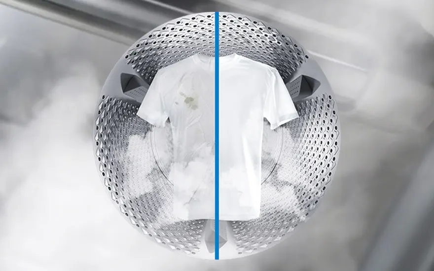 Wasmachine met een wit T-shirt, voor en na het wassen, verdeeld door een blauwe lijn, in een zilveren trommel met damp.