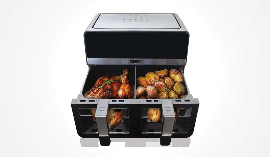 Une friteuse à air noire Koenic à deux tiroirs, poulet à gauche et pommes de terre épicées à droite, ouverte sur fond clair.