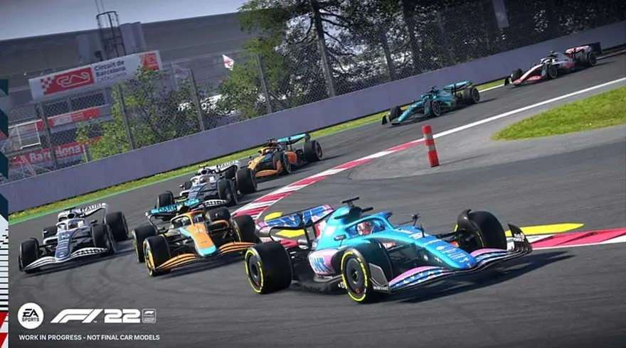 Autorennen: Formule 1-wagens op een circuit met bomen en een gebouw op de achtergrond.