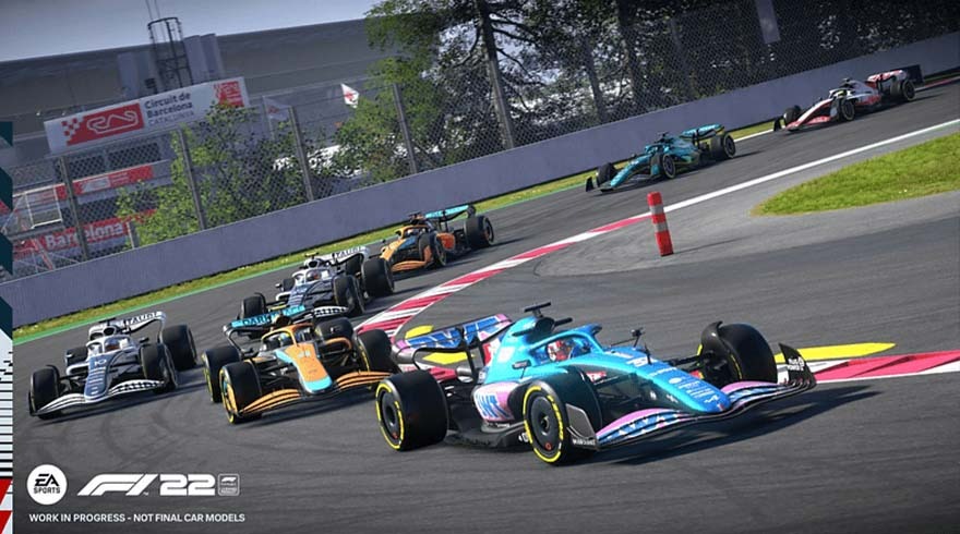 Une course automobile avec plusieurs voitures de course sur une piste avec des lignes rouges et jaunes. Un panneau indique "Circuit de Barcelona".