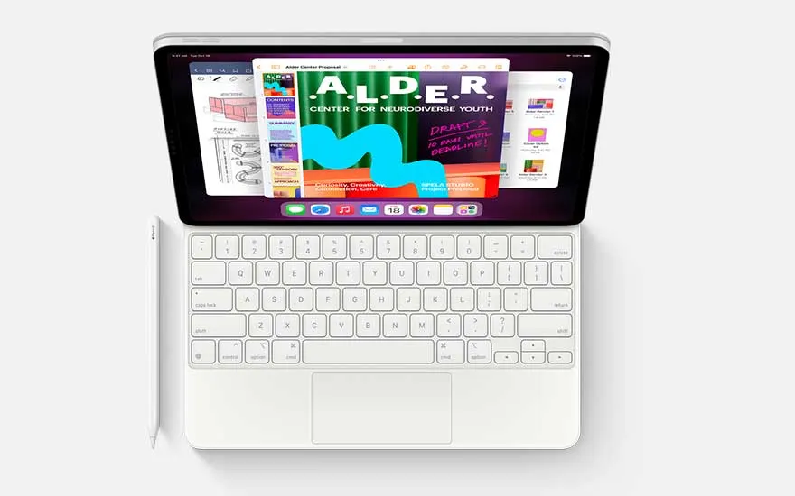 Een witte iPad met een toetsenbord is te zien op een witte achtergrond, met een scherm dat documenten toont.