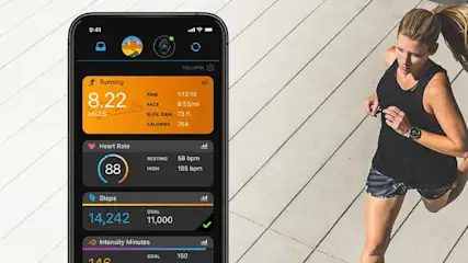 Een smartphone toont een fitness-app met gegevens over hardlopen en gezondheid, naast een hardloopster op een pad.