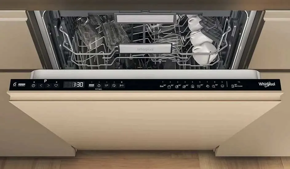 Open beige vaatwasser met zwart bedieningspaneel. Binnenin rekken met glazen en witte kopjes.