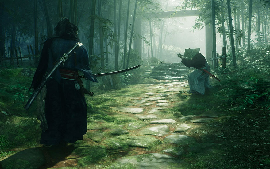 Un chemin de pierres moussues traverse une forêt de bambous verts, menant à un portail en pierre.