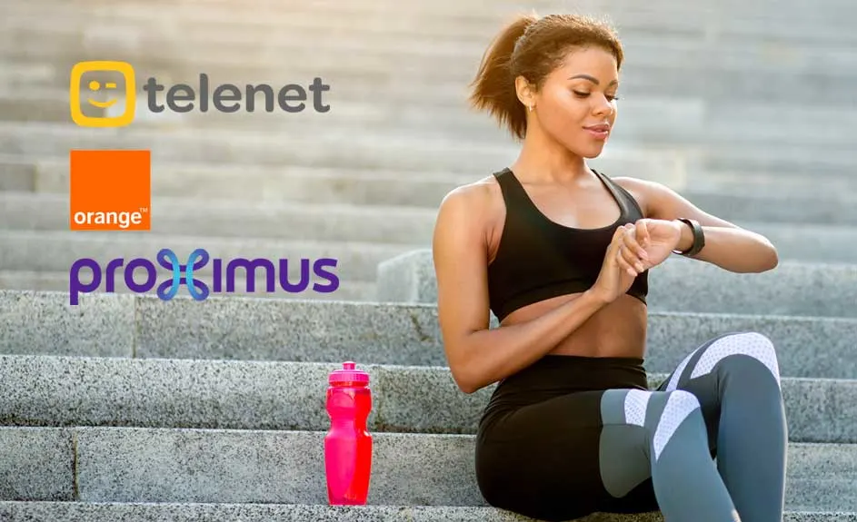 Een vrouw in sportkleding zit op een trap, met logo's van Telenet, Orange en Proximus erboven. Een roze waterfles staat naast haar.