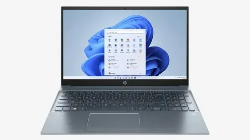Un ordinateur portable gris ouvert affiche le menu Démarrer de Windows avec un fond d'écran bleu floral sur un fond blanc uni.