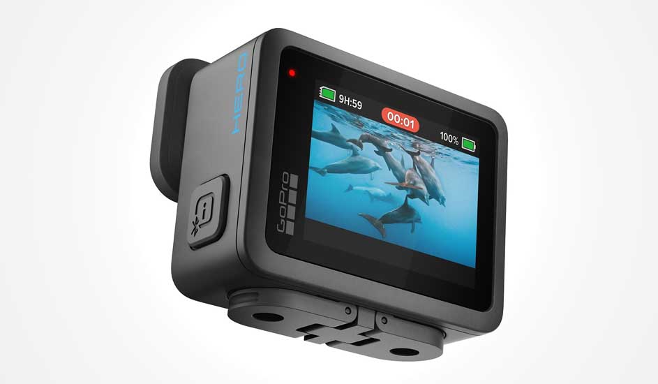 Een zwarte GoPro HERO actiecamera toont op het kleurenscherm dolfijnen onder water, met opname-icoon en volle batterij.