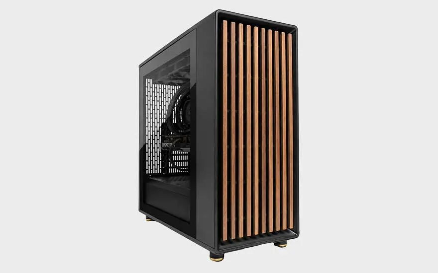Zwarte desktop-pc met glazen zijpaneel en houten latten aan de voorkant staat vrijstaand op een lichte achtergrond.
