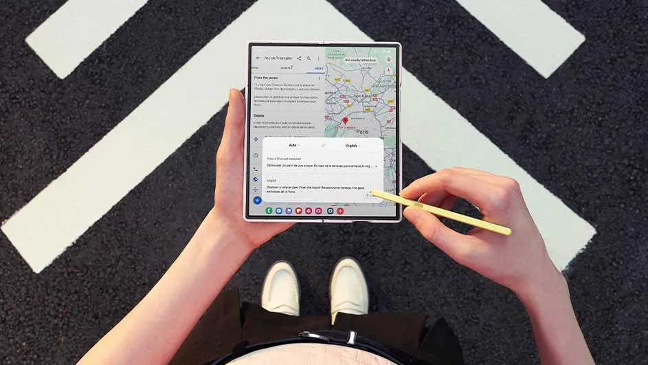 Tablet met kaart in handen, gele styluspen. Zwarte achtergrond met witte pijlen. Witte schoenen zichtbaar.