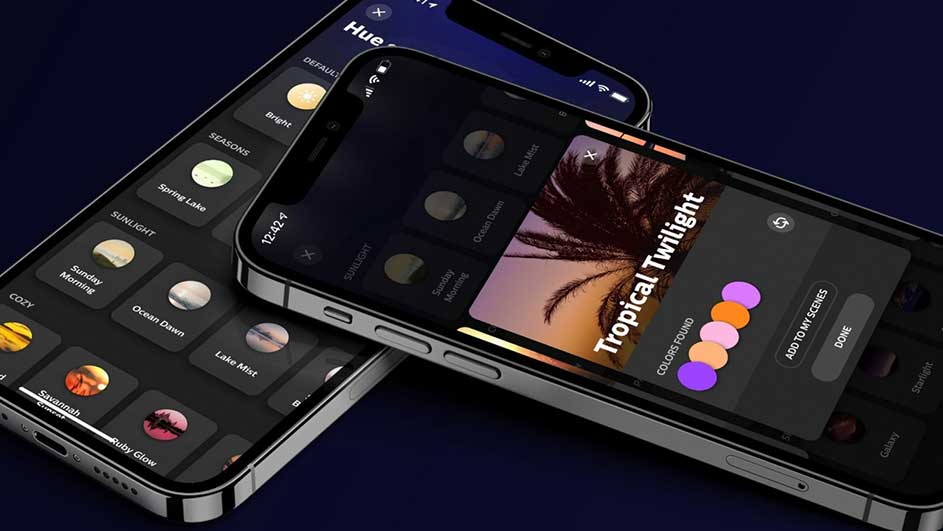 Twee telefoons tonen de Hue app. De schermen tonen lichtscènes zoals 'Tropical Twilight' en 'Ocean Dawn'. Kleuren en opties zijn zichtbaar.