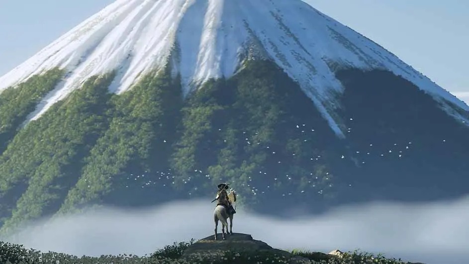 Un cheval blanc se tient sur une colline herbeuse, avec une grande montagne verte et blanche en arrière-plan sous un ciel bleu clair.