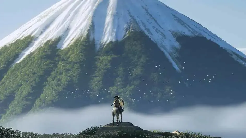 Un cheval blanc se tient sur une colline herbeuse, avec une grande montagne verte et blanche en arrière-plan sous un ciel bleu clair.