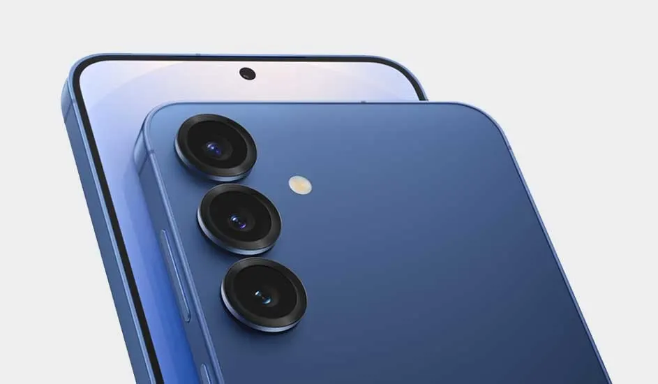 Twee blauwe smartphones liggen op elkaar. De achterste heeft drie cameralenzen.
