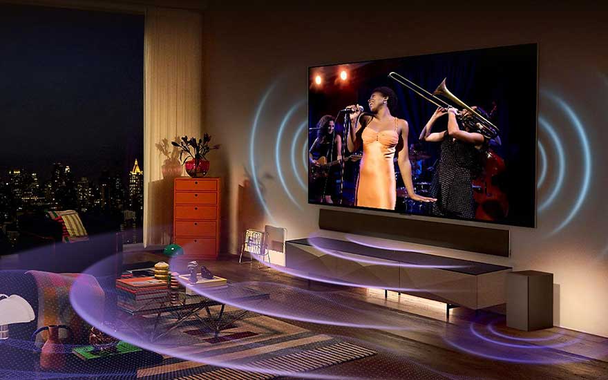 Woonkamer met tv die een band toont, geluidsgolven, nachtelijk stadsgezicht door het raam, kast, tafel en gestreepte vloerkleed.