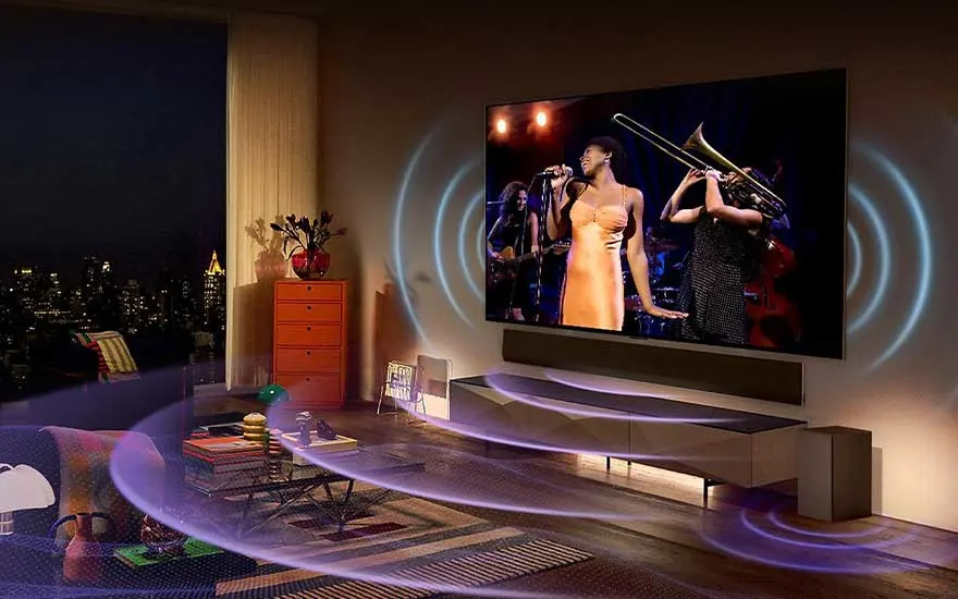 Woonkamer met tv die een band toont, geluidsgolven, nachtelijk stadsgezicht door het raam, kast, tafel en gestreepte vloerkleed.