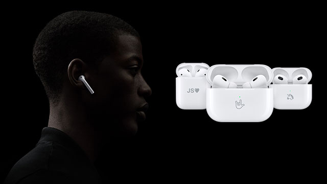 Homme portant un écouteur blanc; trois boîtiers blancs ouverts avec des écouteurs sur fond noir.