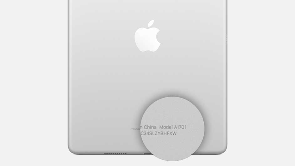 Vue arrière d'une tablette gris clair avec un logo Apple et des informations sur le modèle sous un cercle gris.