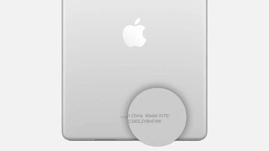 Vue arrière d'une tablette gris clair avec un logo Apple et des informations sur le mod