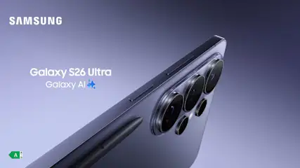 Gros plan en angle du Galaxy S26 Ultra violet avec grands objectifs et S Pen sur fond dégradé mauve, mettant en avant Galaxy AI.