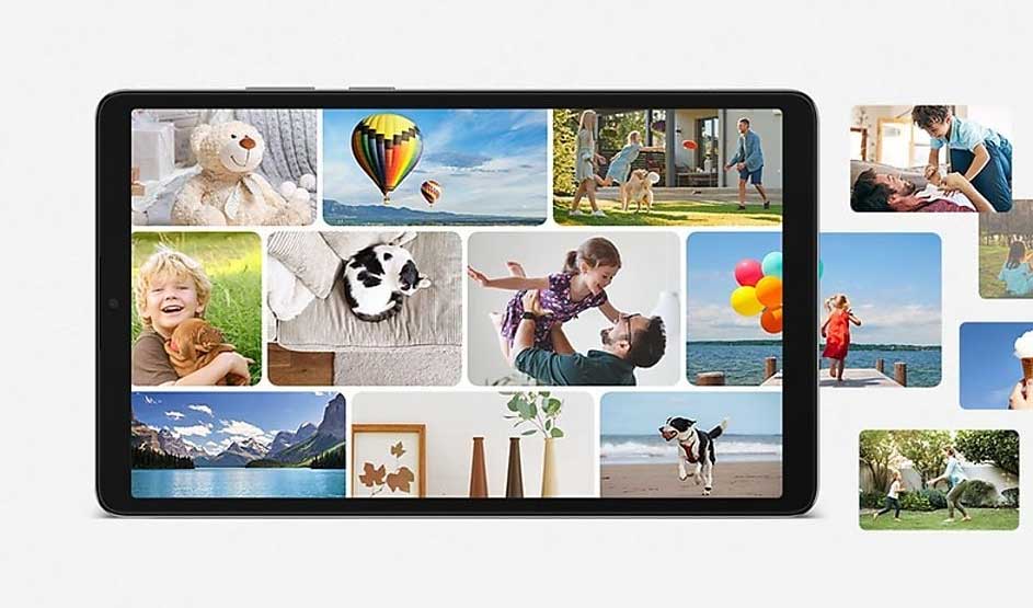 Une tablette affiche un collage photo coloré avec enfants, animaux, nature et instants de famille, sur fond clair.