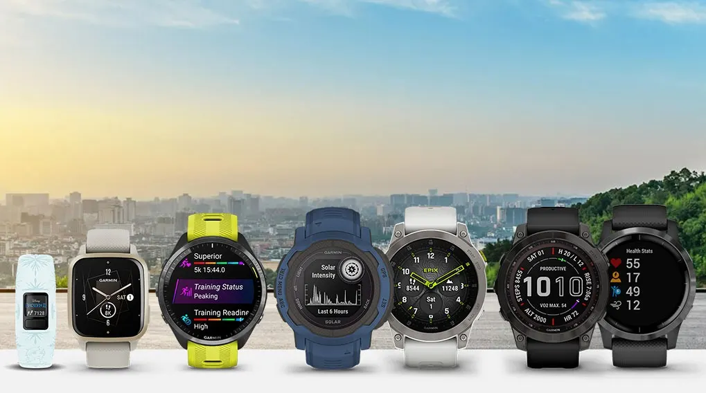 Sept montres intelligentes Garmin aux couleurs variées sont exposées devant un paysage urbain flou.