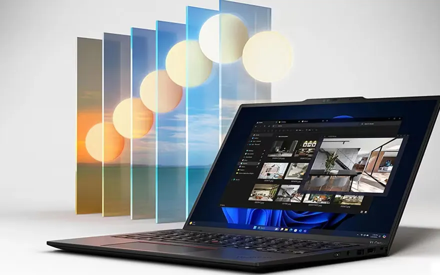 Een zwarte laptop staat open, met daarachter verticale panelen die zonsopgangen en een blauwe hemel weergeven.