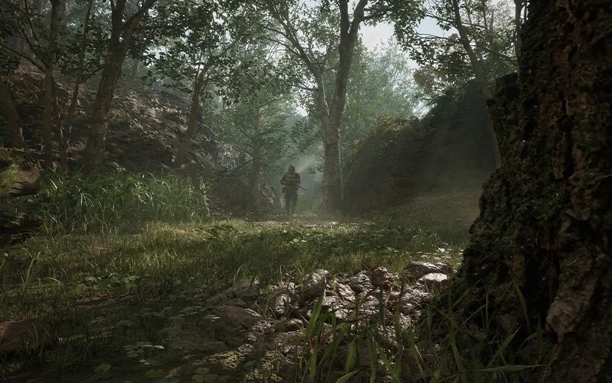 Scène de jungle dense avec soldat au loin, végétation luxuriante et brume atmosphérique.