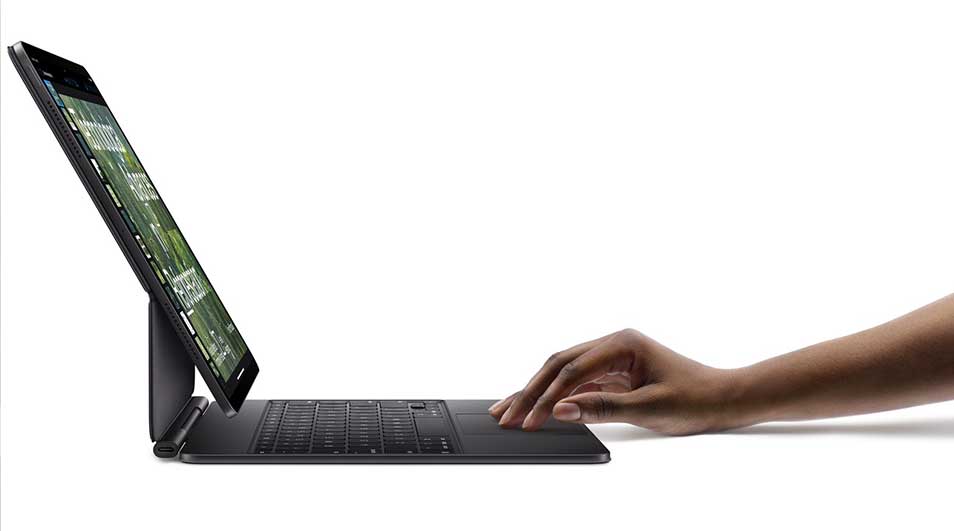 Un ordinateur portable noir est incliné avec un écran affichant une image verte. Une main est au-dessus du clavier.