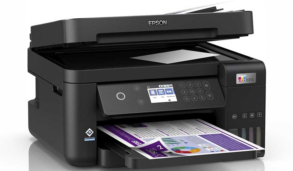 Imprimante noire Epson EcoTank avec écran, boutons et bac de sortie avec papier imprimé. Bac supérieur ouvert.