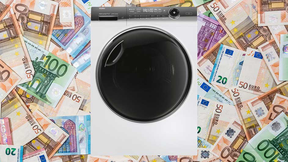 Machine à laver blanche avec porte noire, entourée de billets de 20, 50 et 100 euros.