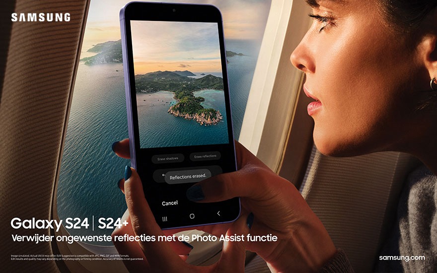 Een paarse telefoon toont een foto van een eiland in blauw water. Een vliegtuigraam is zichtbaar op de achtergrond.