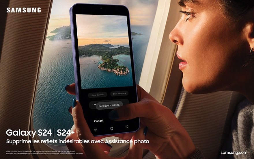 Une personne tient un smartphone affichant un paysage marin avec des îles, en utilisant l'outil de suppression des reflets.