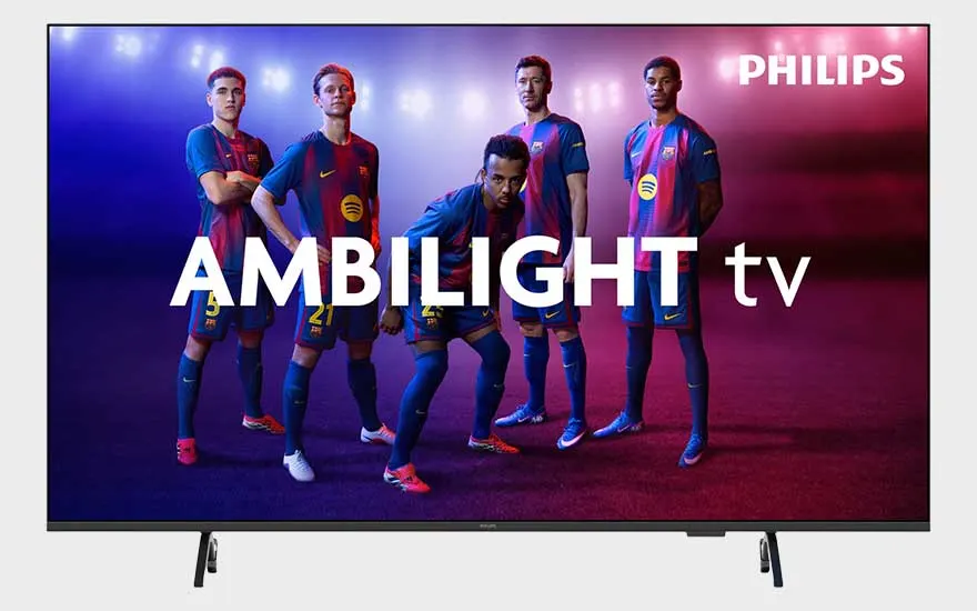 Un téléviseur Philips Ambilight présente cinq joueurs du FC Barcelone posant sous une lumière violette et bleue, logo au centre.