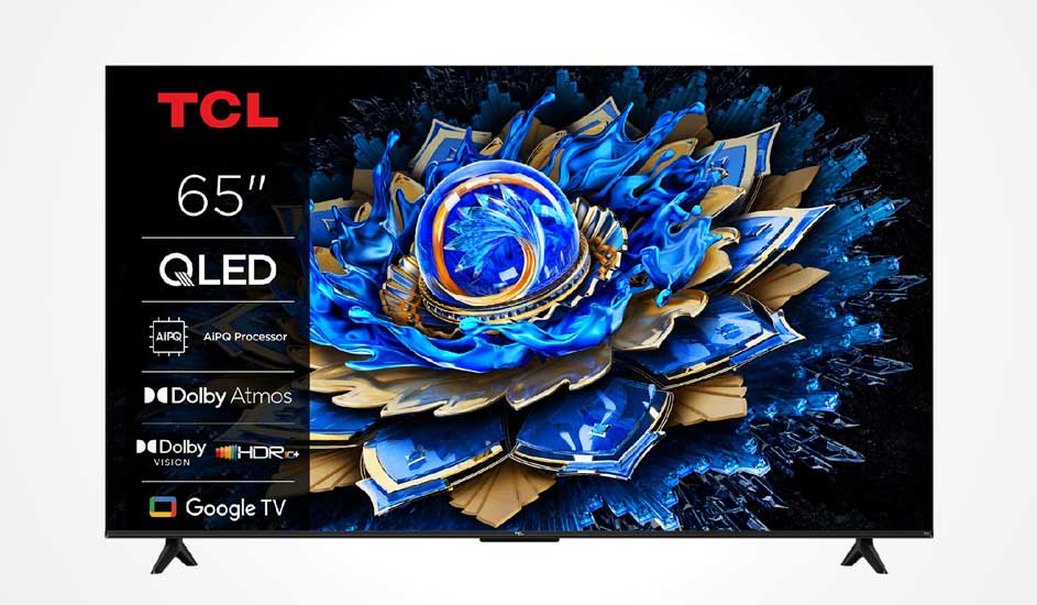 Een TCL 65" QLED tv toont een blauwe bloem met gouden accenten op het scherm, met Dolby Atmos, Dolby Vision en Google TV-logo’s links.