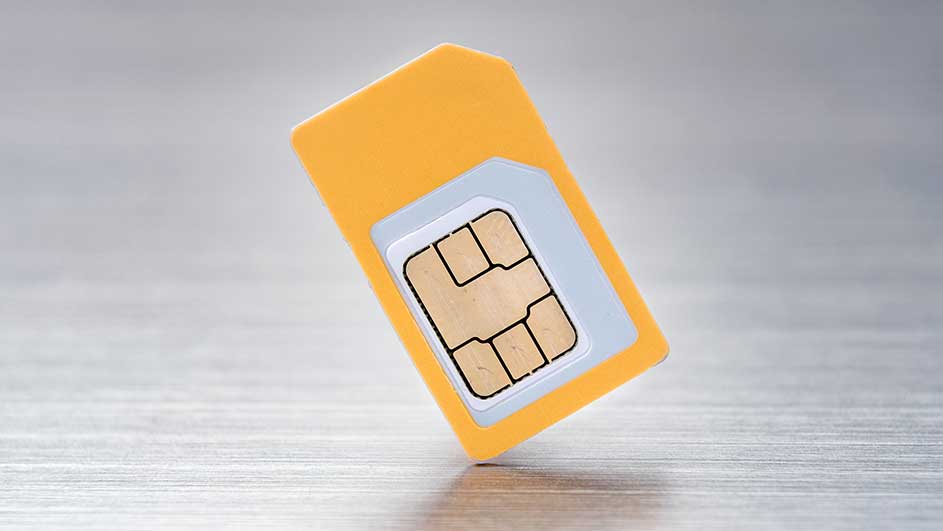 Carte SIM orange avec puce dorée sur fond gris texturé.