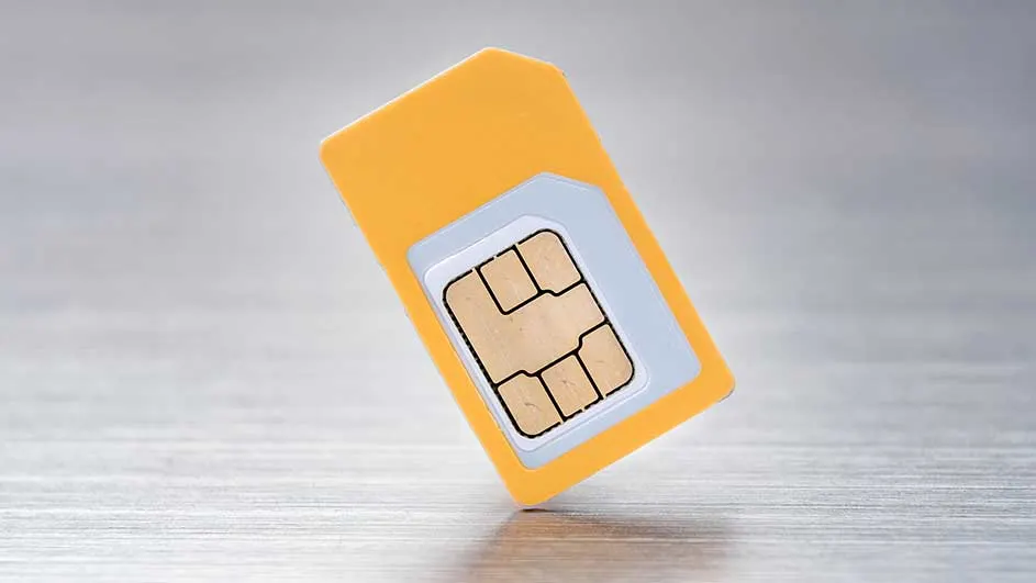 Carte SIM orange avec puce dorée sur fond gris texturé.