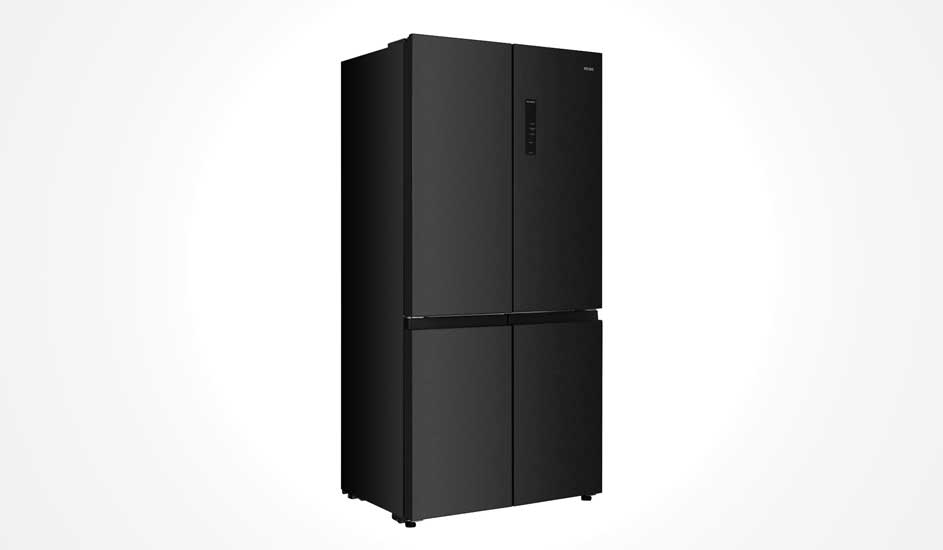 Réfrigérateur américain noir à quatre portes, design moderne avec écran numérique. Élégant et pratique pour les grandes familles.