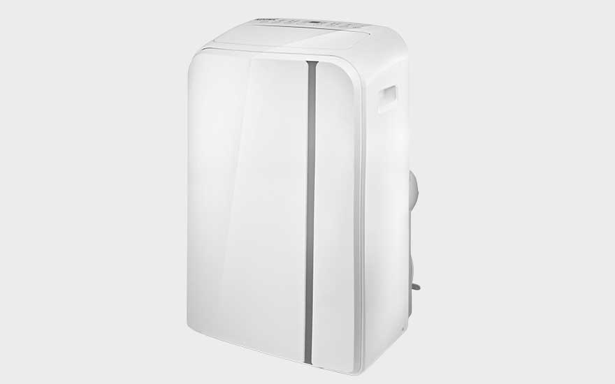 Climatiseur mobile blanc vu de trois quarts, aux angles arrondis, coque lisse et sortie arrière visible sur le côté.