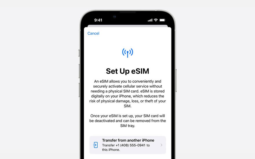 Téléphone affichant l'écran de configuration eSIM. Le texte explique les avantages de l'eSIM. L'arrière-plan est blanc cassé.