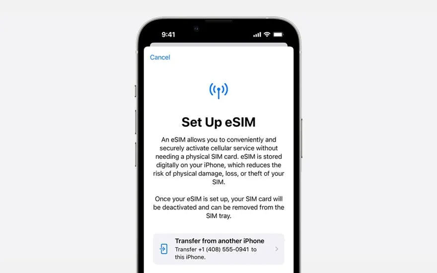 Téléphone affichant l'écran de configuration eSIM. Le texte explique les avantages de l'eSIM. L'arrière-plan est blanc cassé.