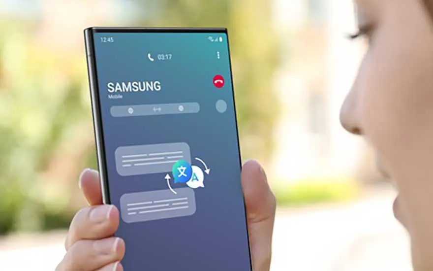 Een persoon houdt een Samsung smartphone vast tijdens een telefoongesprek, terwijl een vertaalicoon op het scherm live AI taalvertaling aangeeft.