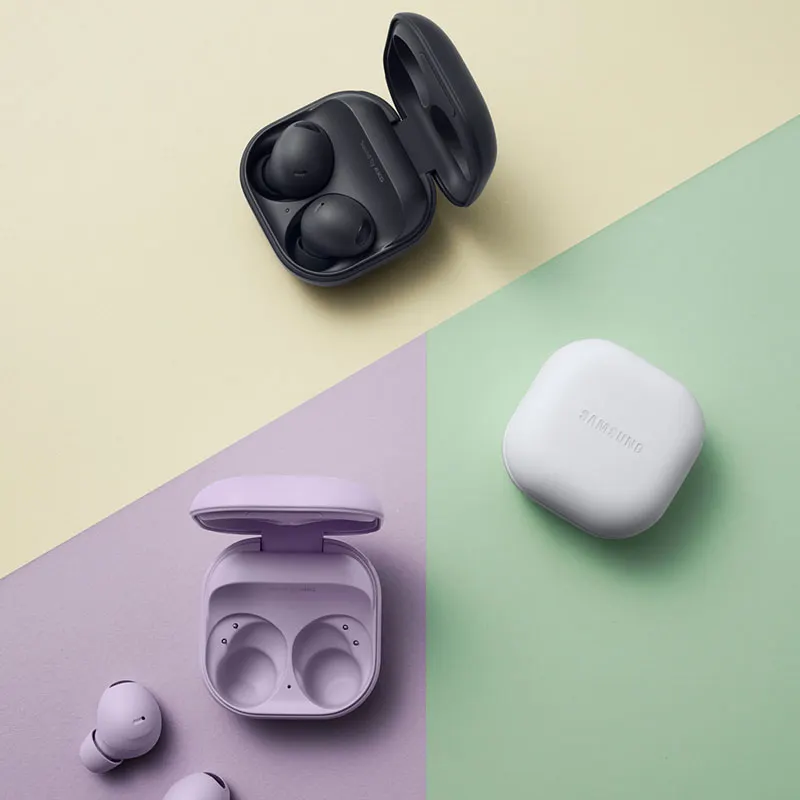 Draadloze oordopjes en oplaaddozen in zwart, wit en lila op een achtergrond in geel, paars en groen.