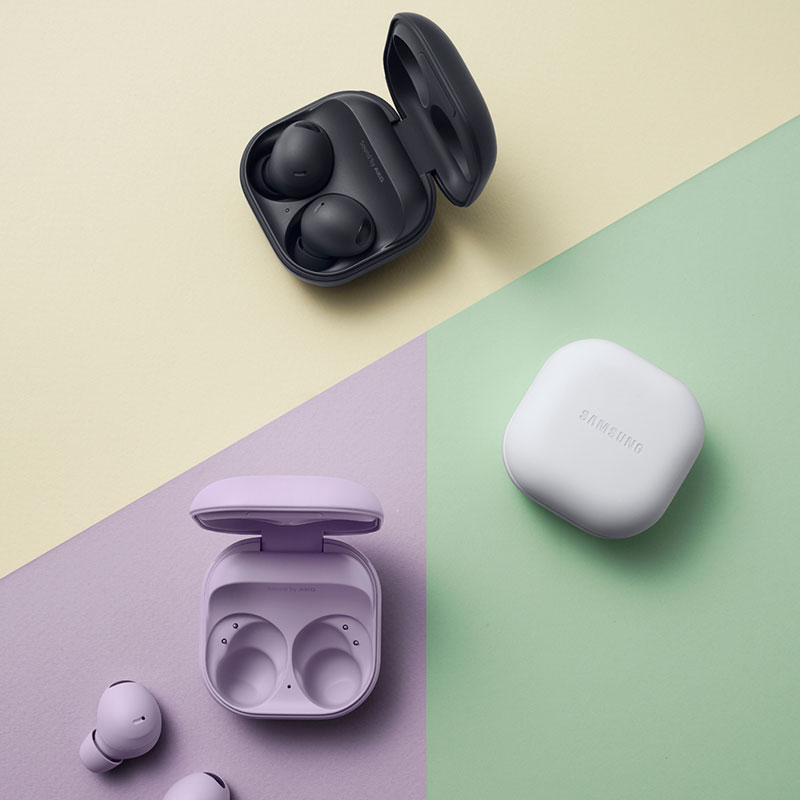 Présentation de trois ensembles d'écouteurs sans fil de différentes couleurs sur fond pastel.