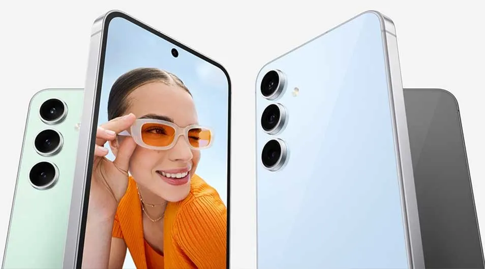 Drie smartphones in lichtgroen, lichtblauw en grijs, elk met drie camera's aan de achterkant.