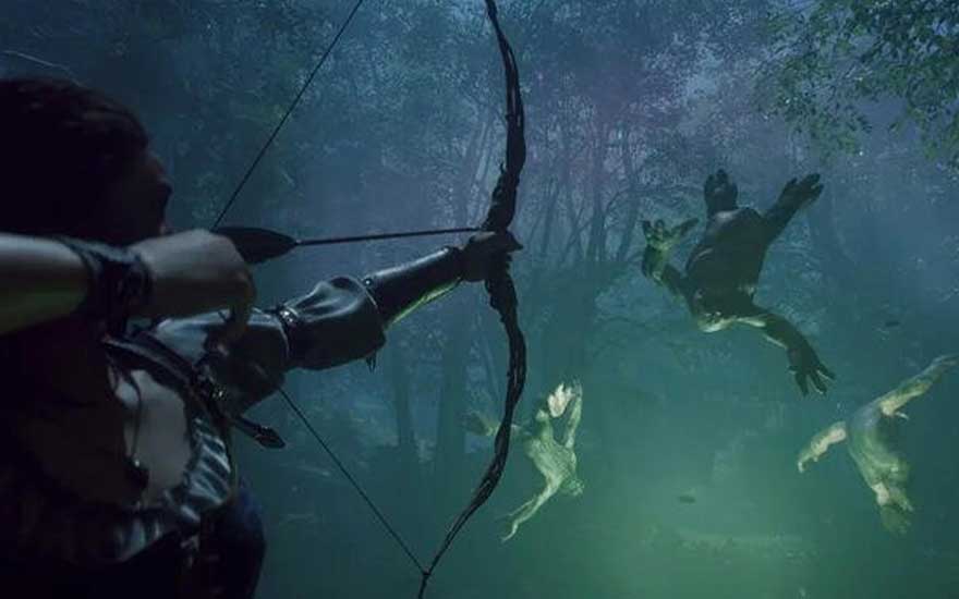 Une archère bande son arc dans une forêt sombre, visant des créatures flottant au-dessus d’une lueur verte inquiétante parmi les arbres.