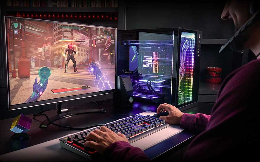 Een computerscherm toont een videogame naast een pc-toren met blauwe en paarse verlichting op een bureau met een toetsenbord.