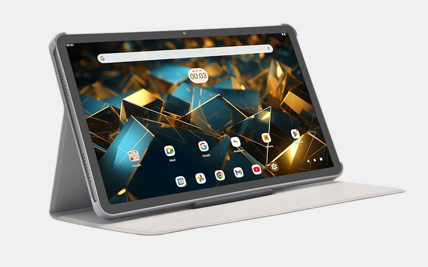 Een stijlvolle PEAQ-tablet in een grijze beschermhoes met Android-interface, geschikt voor werk en vrije tijd.