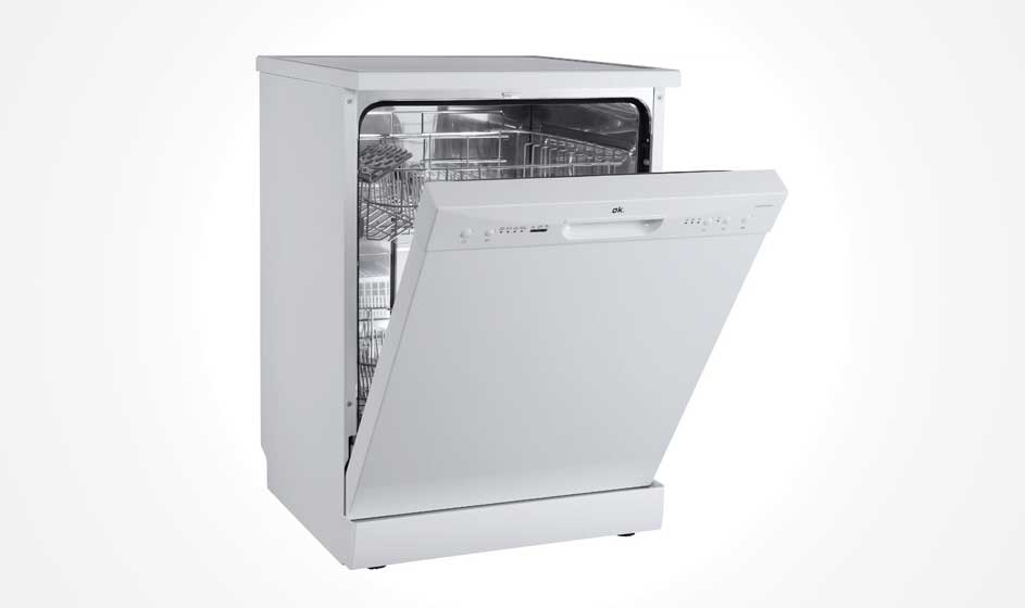 Un lave-vaisselle blanc est partiellement ouvert et affiche l'intérieur rempli d'assiettes et de couverts. L'appareil a un design moderne avec panneau de commande numérique à l'avant. La porte est partiellement tirée pour montrer le contenu.