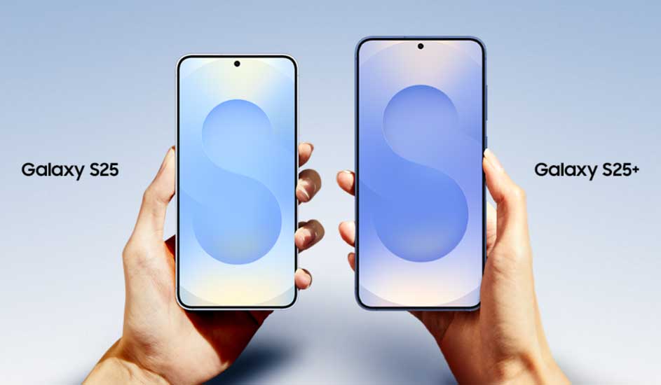 Twee handen houden Samsung Galaxy S25 en S25+ telefoons vast tegen een blauwe achtergrond. Elk scherm toont een abstract blauw patroon.