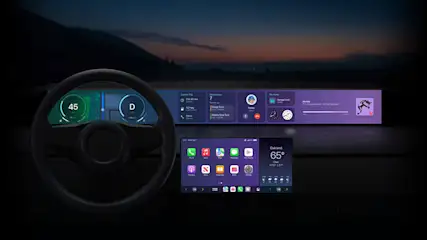 Autodashboard met virtuele schermen toont snelheid, navigatie en app-pictogrammen tegen een donkere achtergrond met berglandschap.